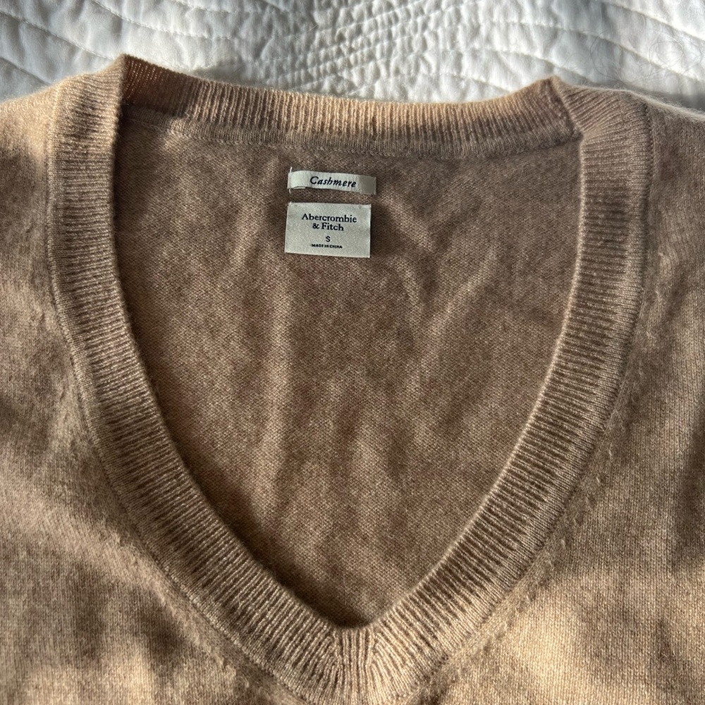 NWT - Abercrombie & Fitch Tan Cashmere Women's V-neck Sweater